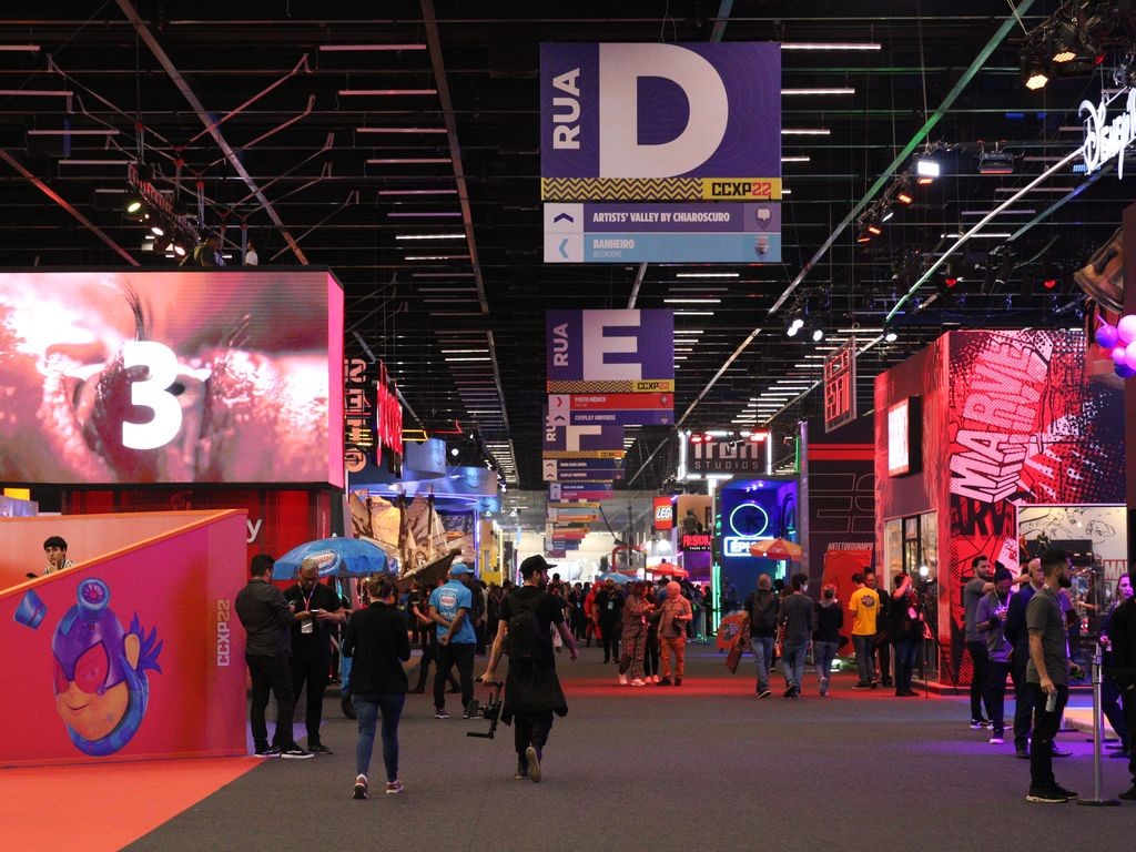 Piso de CCXP en São Paulo Expo con stands Marvel, Iron Studios y Artists' Valley