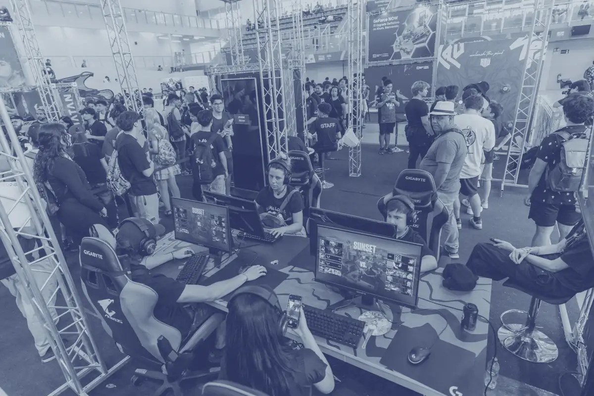 Jugadores compitiendo en estaciones de shooters en una edición anterior de Festigame