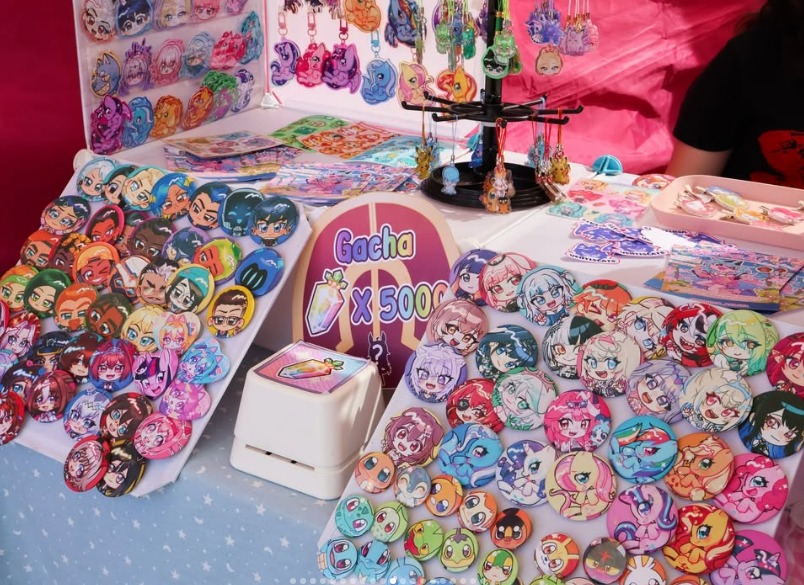 Artist Alley de RushCon 2026 con stands de arte, prints y figuras