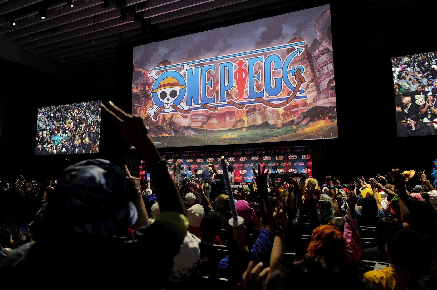 Panel masivo en New York Comic Con con logo NYCC en el escenario