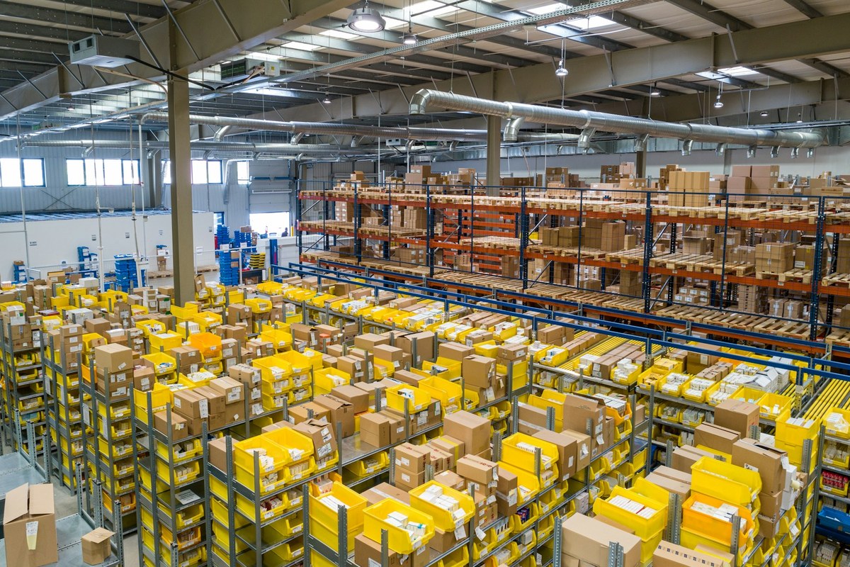 Cajas apiladas listas para despacho por courier: logística de envío de coleccionables en Chile