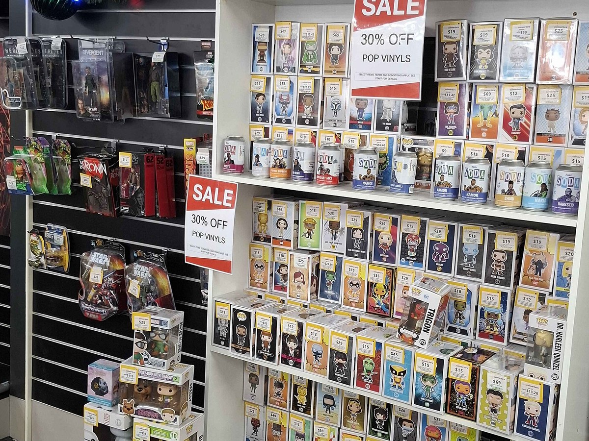 Góndola de tienda con muchas cajas de Funko Pop en oferta — panorama típico al empezar a coleccionar