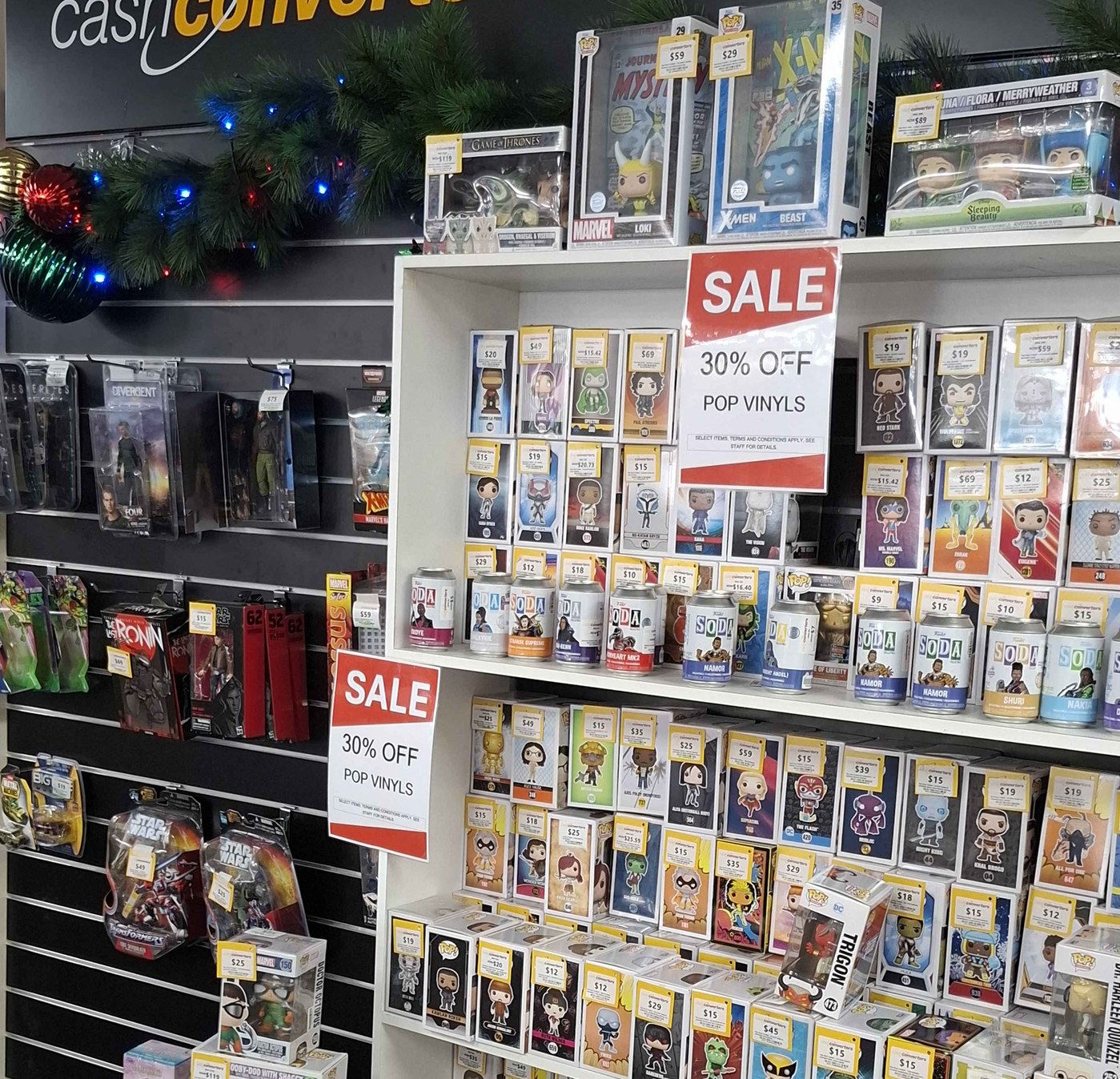 Vitrina con muchas cajas de Funko Pop apiladas bajo luz artificial intensa