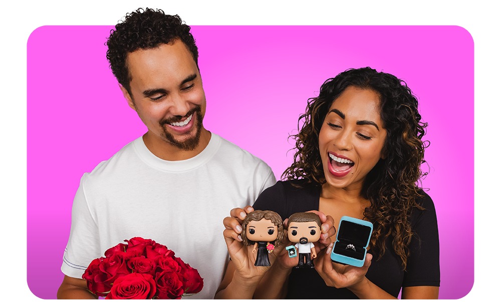 Pareja sosteniendo sus figuras Funko Pop personalizadas creadas con Pop! Yourself