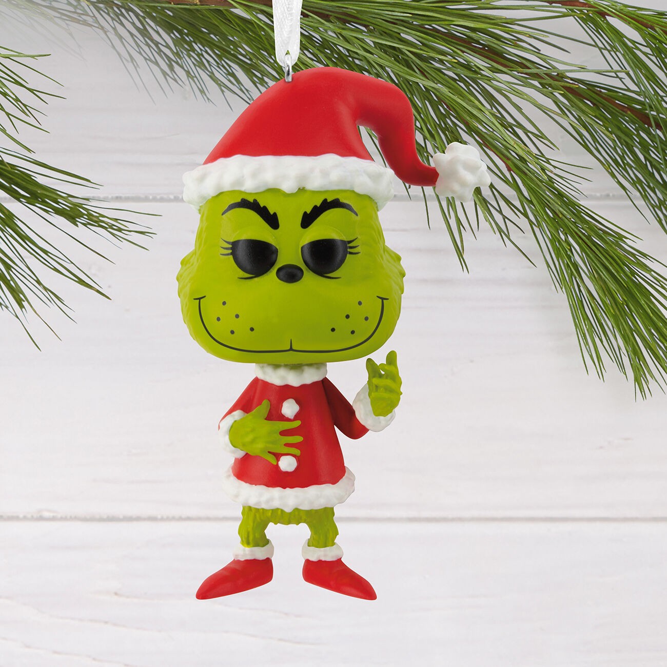 Adorno navideño Funko The Grinch colgado en el árbol de Navidad