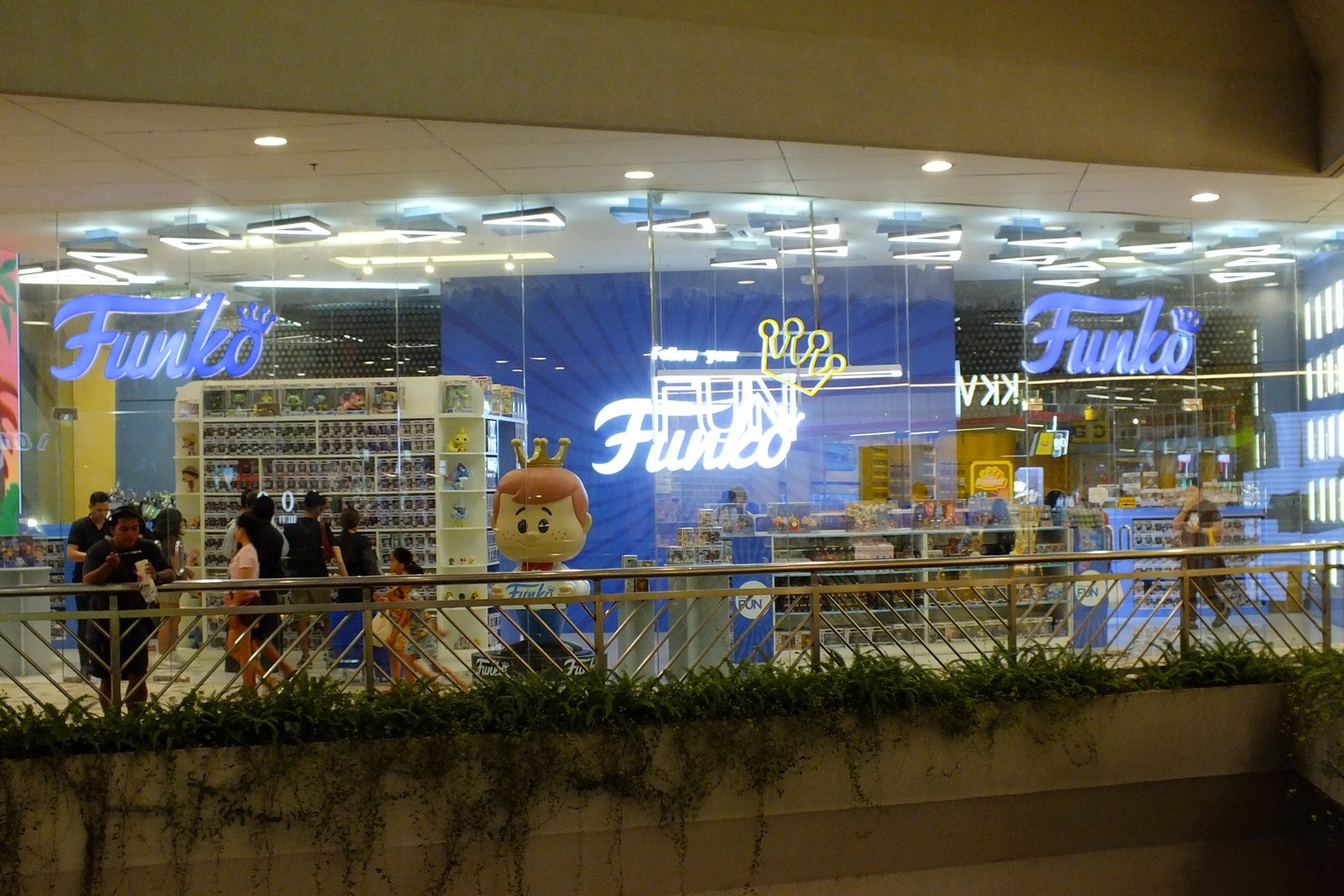 Tienda oficial Funko en un mall con vitrinas de Funko Pop, referencia para comparar retail e importación en Black Friday