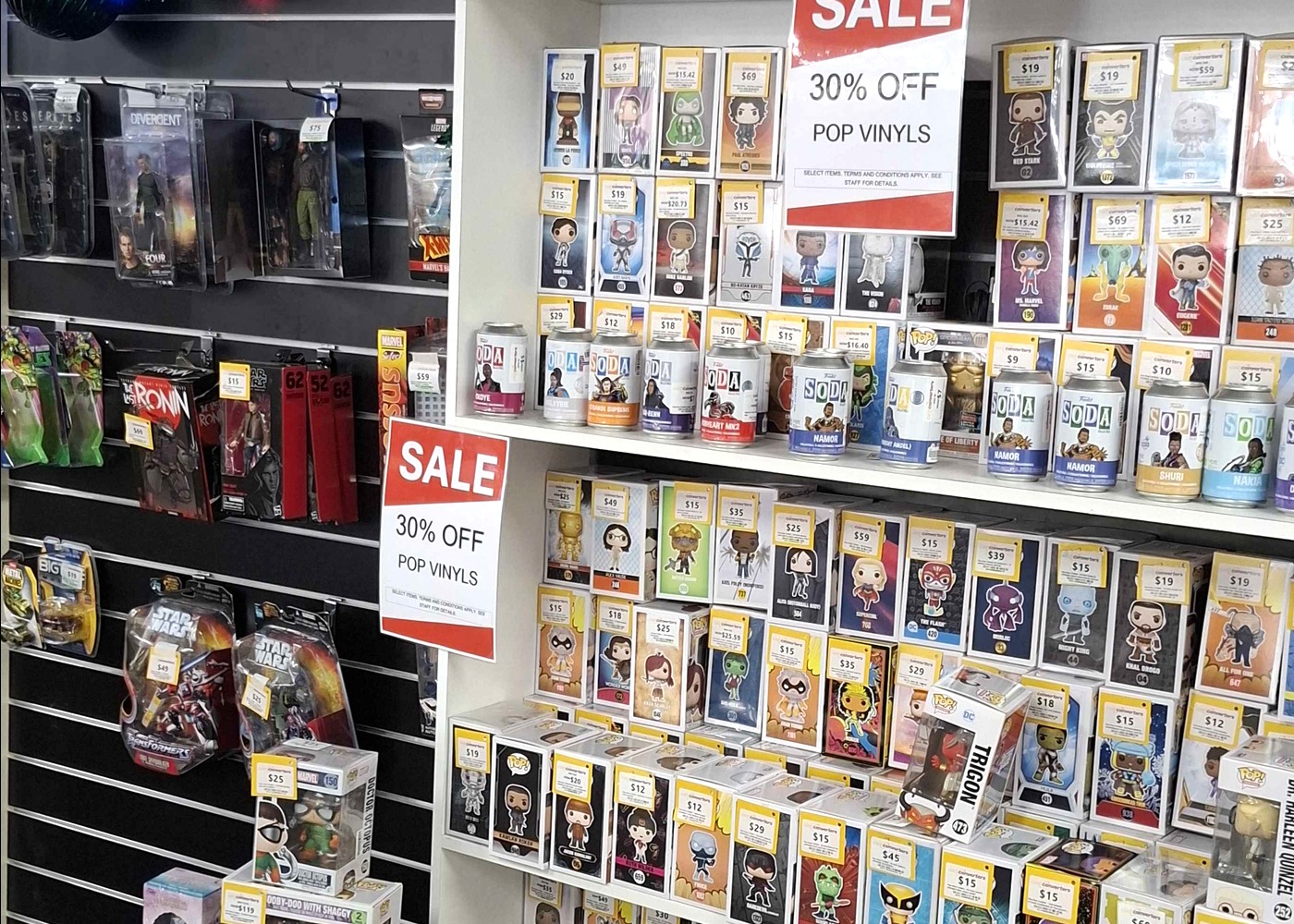 Pilas de cajas de Funko Pop en buen estado, ideales para limpiar solo con paño seco y protector