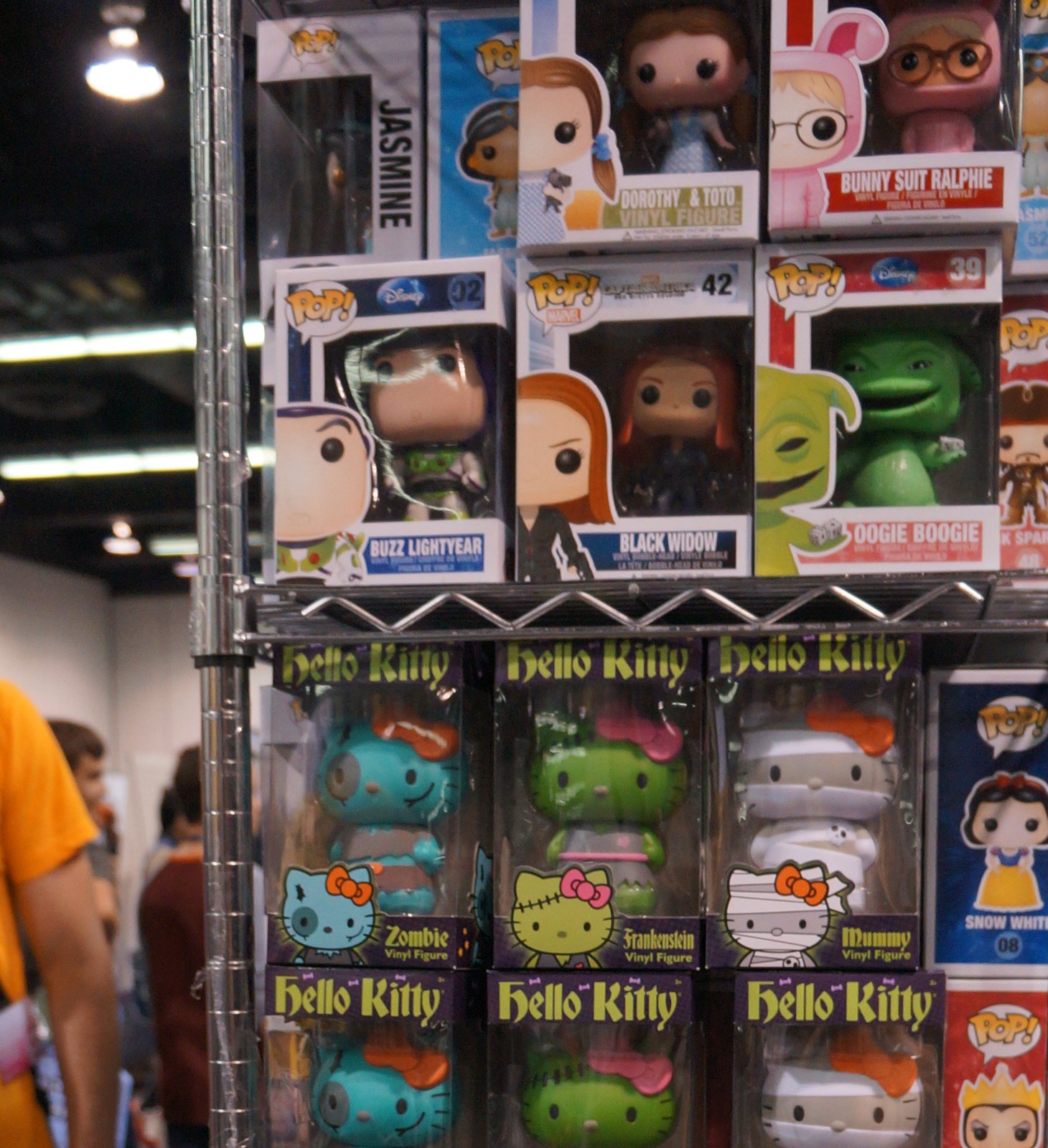 Góndola de Funko Pop en feria o convención con cajas MIB de Buzz Lightyear, Black Widow y más